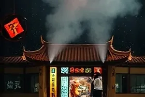 紫色调放映厅内景，屏幕上排列着分类速览入口与作品封面墙