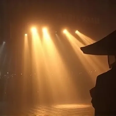 《器物的温度》封面，木工台上一把磨旧的刨子