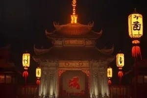 《旧城拾光》封面，斑驳砖墙上的旧门牌